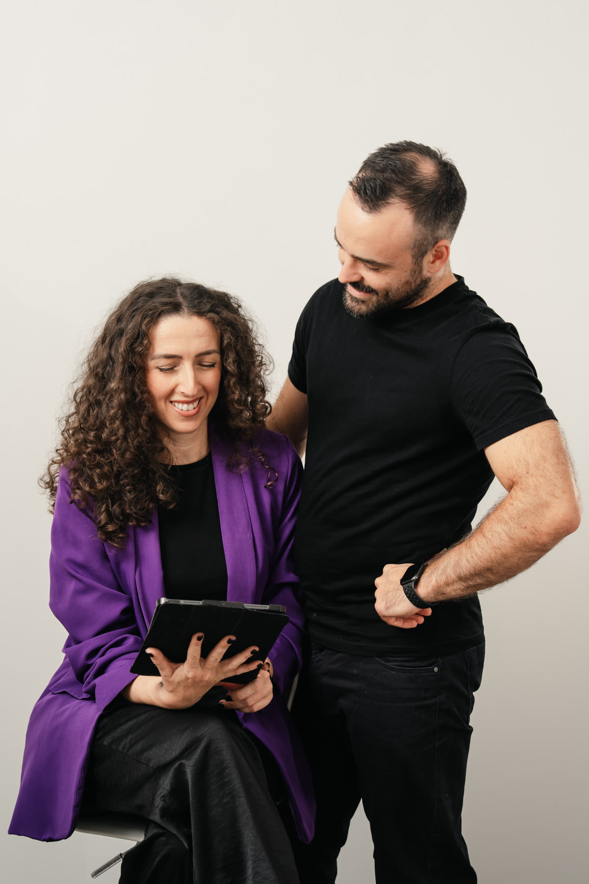 Flavia con un tablet e Andrea al lavoro insieme